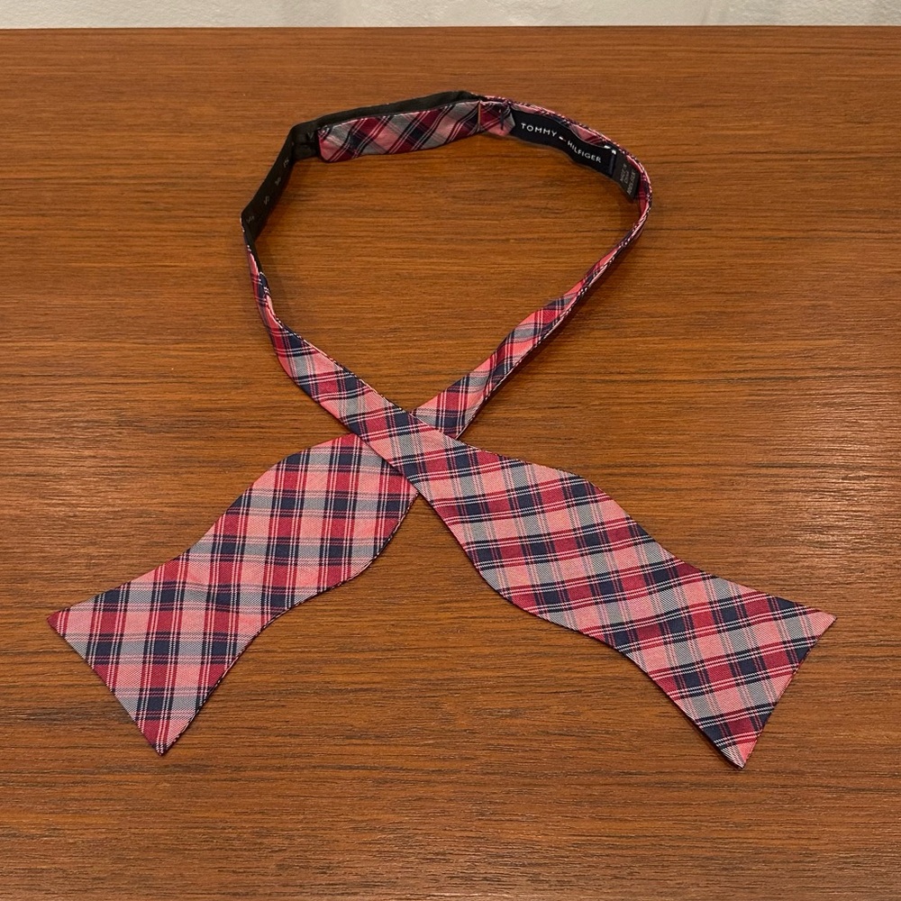 Tommy Hilfiger 100% silk adjustable bow tie 13 1/4” to 18”